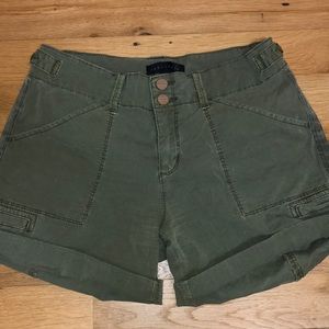 Sanctuary Army Green Cargo Shorts. Size 26.